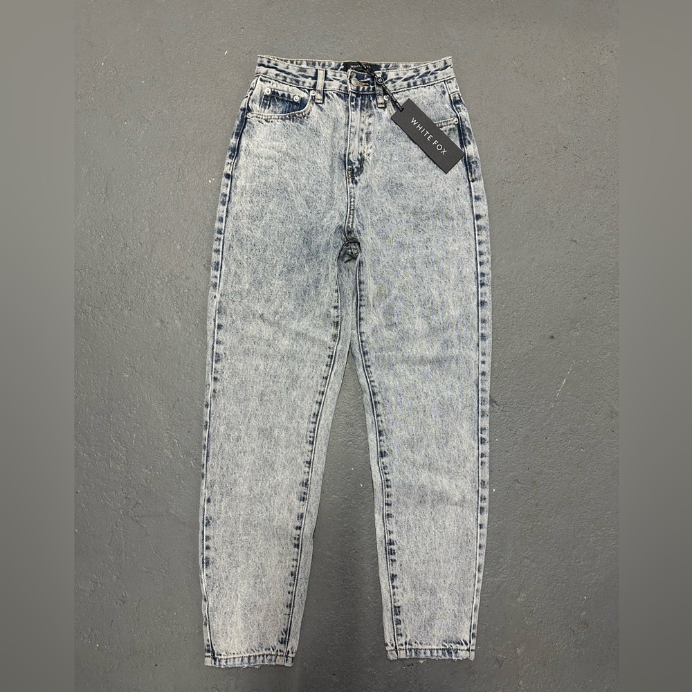 White Fox Boutique’s straight-legged denim jean. Small (size 4) NEW NEVER WORN - Picture 3 of 3